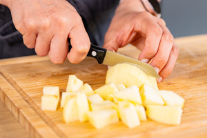 Äpfel in Würfel schneiden