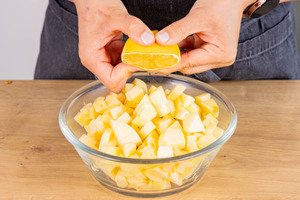 Apfelwürfel mit Zitronensaft beträufeln