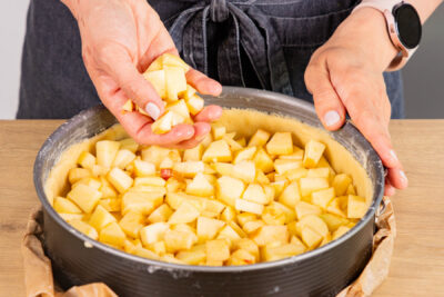 Äpfel auf Mürbeteig verteilen