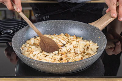 Madelblättchen in Pfanne anrösten