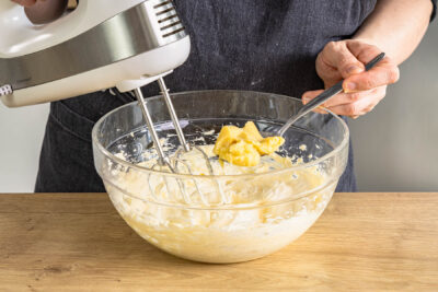 Buttercreme mit Pudding verrühren