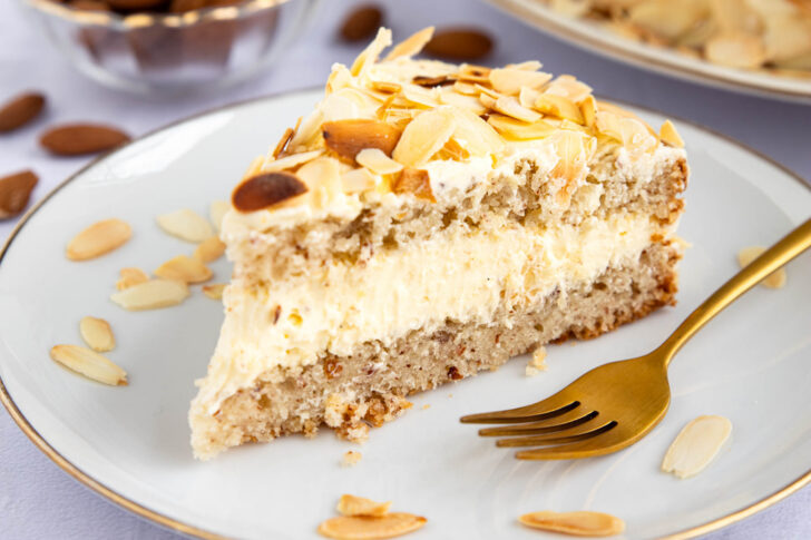einzelnes Stück vegane schwedische Mandeltorte