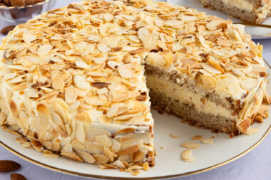 angeschnittene vegane schwedische Mandeltorte