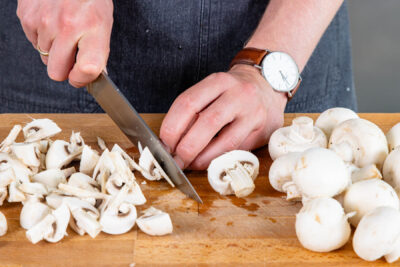 Champignons in Spalten schneiden