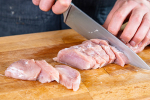 Fleisch in Medaillons schneiden