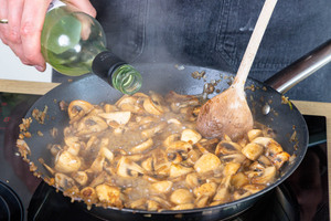 Gemüse mit Weißwein ablöschen