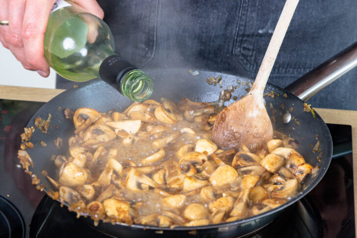 Gemüse mit Weißwein ablöschen