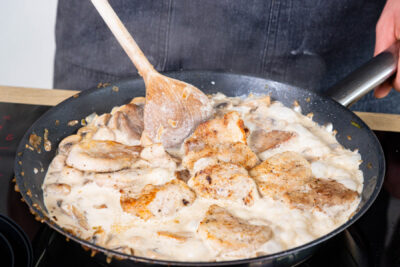 Schweinelendchen in Champignon-Rahmsauce geben