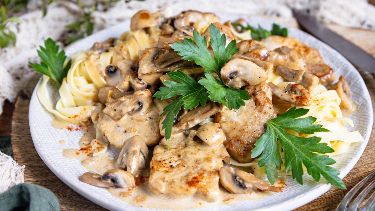 Schweinelendchen in Champignon-Rahmsauce | Rezept - eat.de