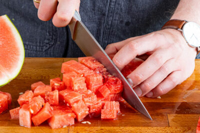 Wassermelone in Stücke schneiden