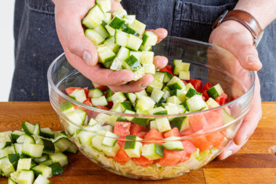 Gurken zum Salat geben