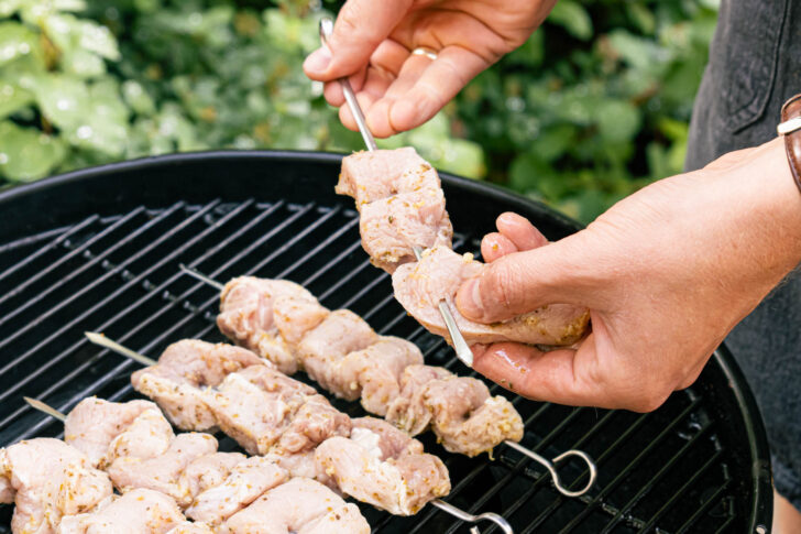 Fleischspieße auf dem Grill