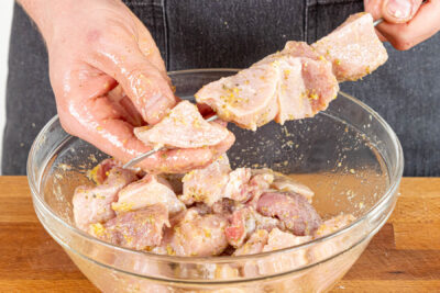 mariniertes Fleisch aufspießen