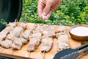 Souvlaki Spieße vor dem Grillen salzen