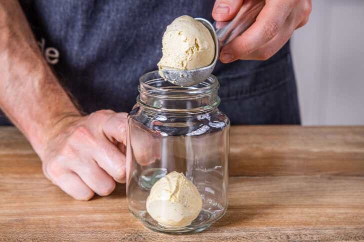 Eis in das Glas geben