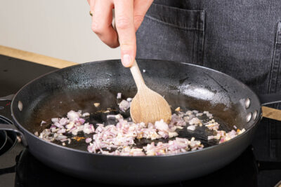Schalloten und Knoblauch anschwitzen