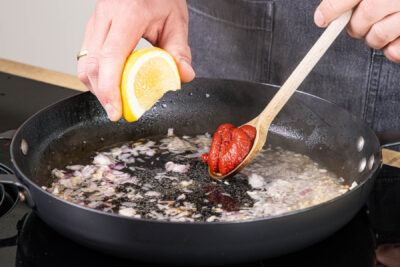 Gemüsewürfel mit Zitronensaft und Weißwein ablöschen