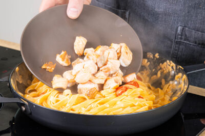 gebratenen Lachs zu den Nudeln geben