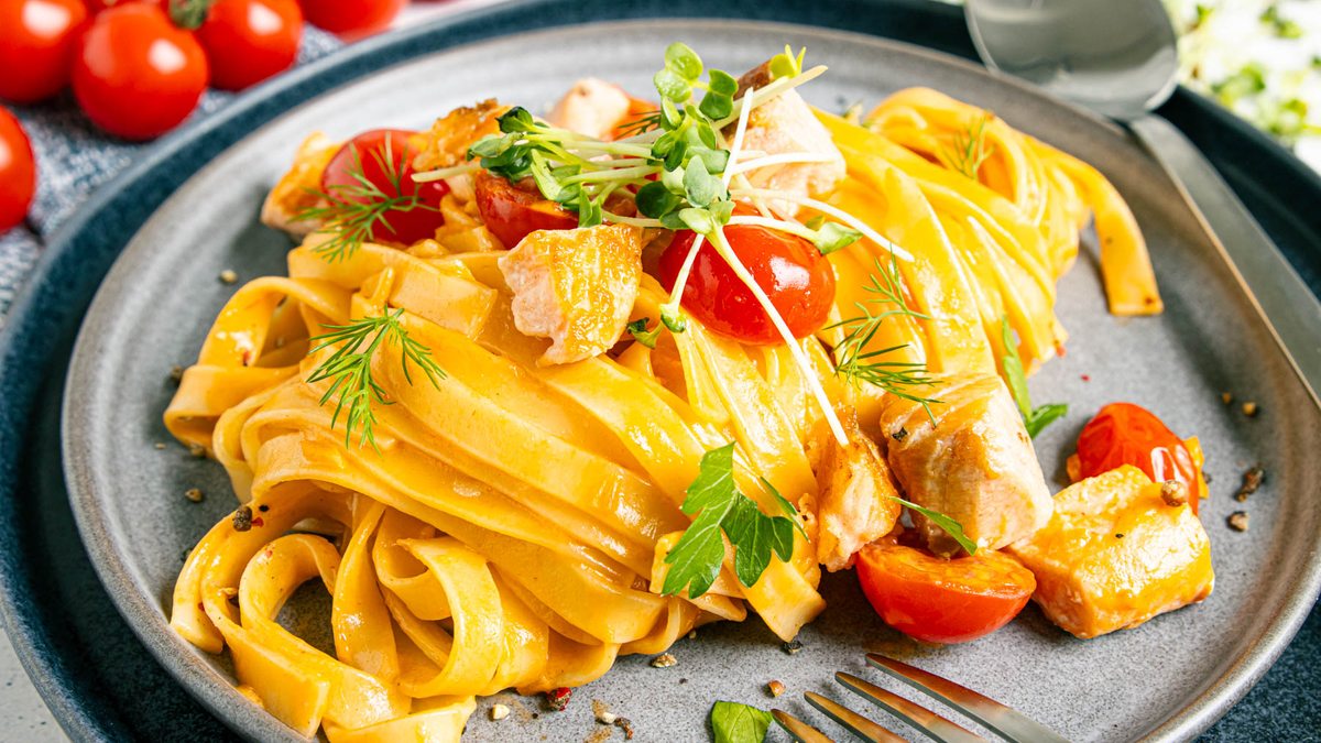 Original italienische Tagliatelle al Salmone