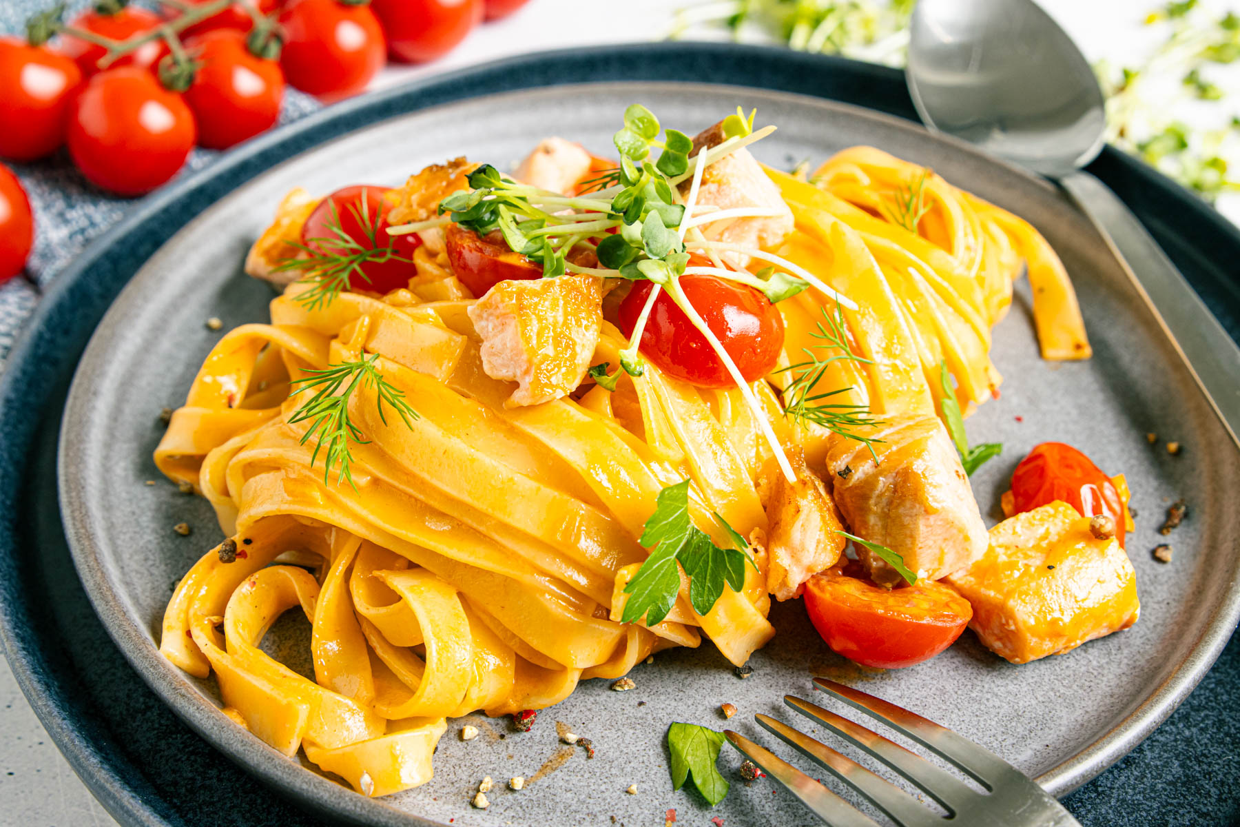 Original italienische Tagliatelle al Salmone-image