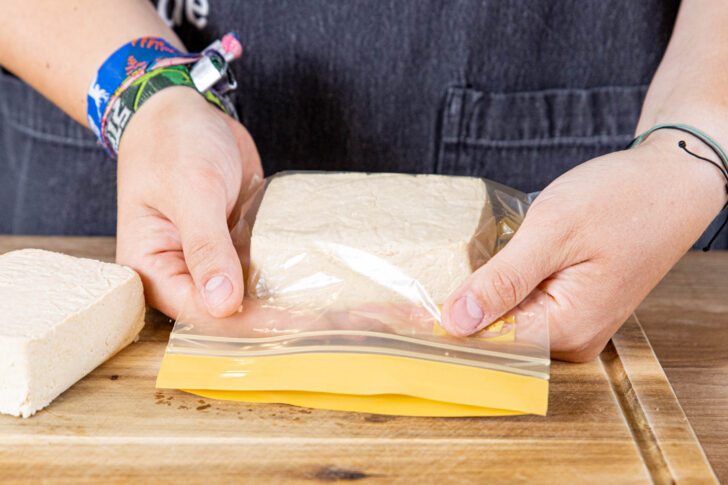 Tofu luftdicht in Gefrierbeutel verpacken
