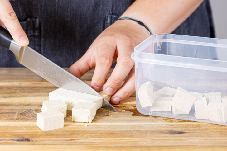 Tofu würfeln und in Dosen einfrieren