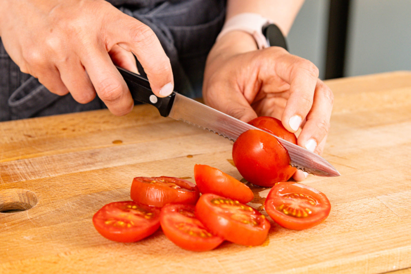 Tomaten in Scheiben schneiden