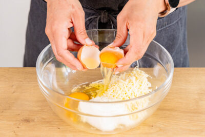 Eier, Frischkäse und Gouda vermischen