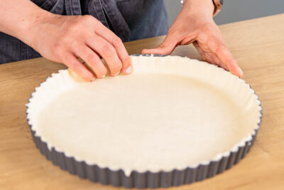 Tarteform mit Blätterteig auslegen