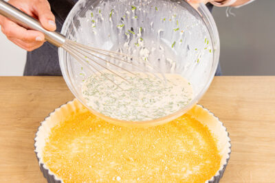Frischkäsemasse in Tarteform füllen
