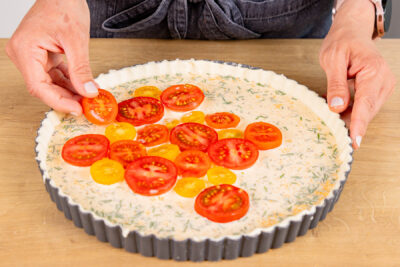 Tomatenscheiben gleichmäßig verteilen