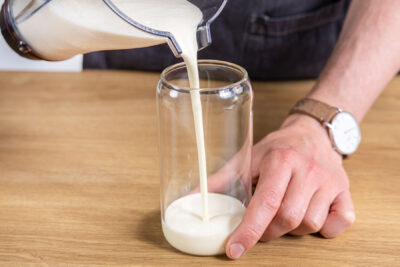 Vanillemilchshake abfüllen
