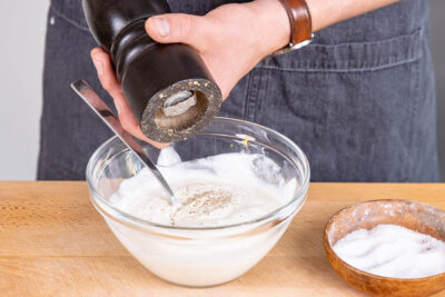 Vegane Sour Cream würzen