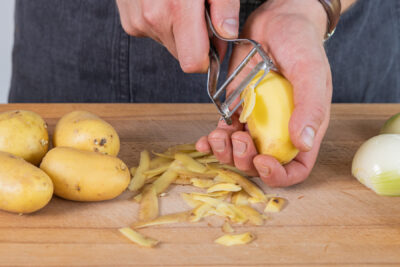Kartoffeln schälen