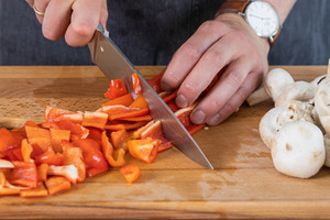 Paprika in Würfel schneiden