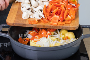 Paprika und Champignons in einen feuerfesten Topf geben