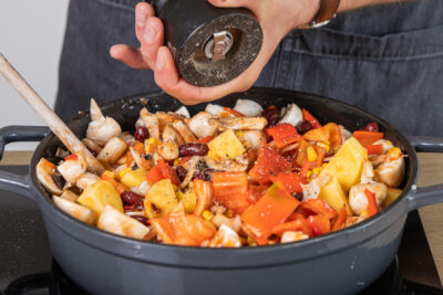 vegetarische Ofensuppe mit Salz und Pfeffer würzen