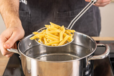 Penne ins Kochwasser geben