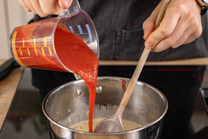 Passierte Tomaten dazugeben