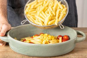 Gekochte Penne dazugeben