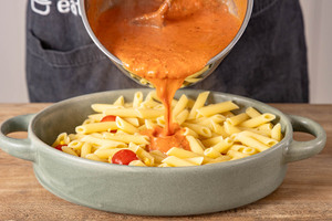 Tomatensoße dazugeben