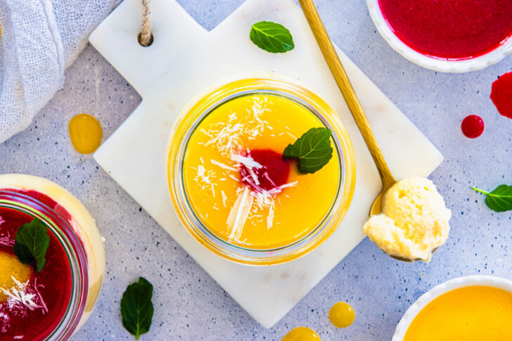 weiße Mousse im Glas