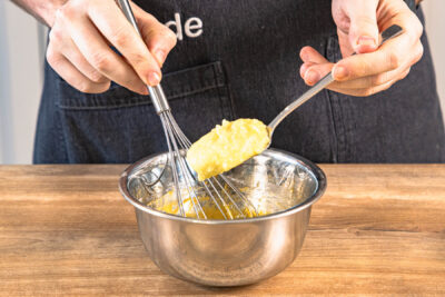 Butter mit Schokolade vermengen