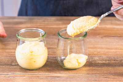 weiße Mousse in Gläser füllen