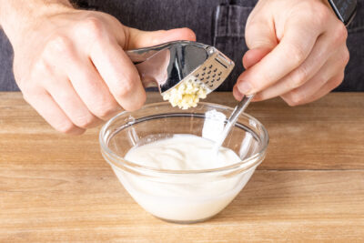 Knoblauch zum Joghurt pressen