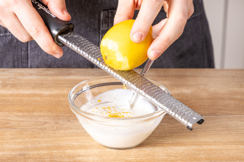 Zitronenschale zum Joghurt reiben