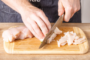 Hähnchenfleisch schneiden