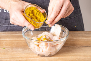 Curry zum Hähnchen geben