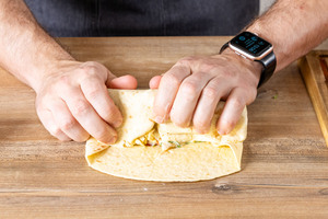 Wrap mit Hähnchen einrollen