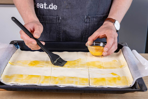 Blätterteig mit Ei einstreichen